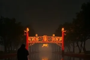 《夜航西飞》封面：夜色中滑跑的螺旋桨飞机与跑道灯带